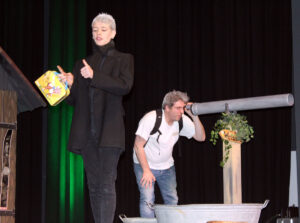 Der Stadtbaumeister und der Geschäftsleiter sind auf der Suche nach einem Hotelstandort (H. Lenk, F. Wimmer) © M. Brem / OVTP