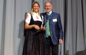 Der Präsident des VBAT, Horst Rankl, ehrt den Vorstand der Oberlandler, Frau Claudia Herdrich © G. Prantl / OVTP