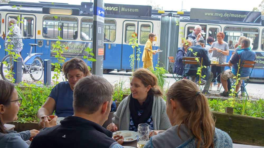Sightseeing macht hungrig. Brotzeitpause am Tram-Wendeplatz © G. Prantl / OVTP