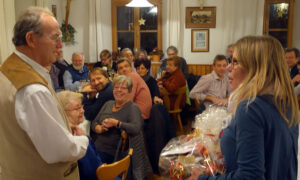 Ehrung unseres Bühnenmalers Richard Zila, der sich jahrzehntelang für unsere Bühnenbilder verantwortlich zeigte. © G. Prantl / OVTP