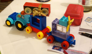 Do hod doch tatsächlich ein Nachwuchsschauspieler unsere neuen Pralinen scho in großem Maßstab davogfahrn. © G. Prantl / OVTP