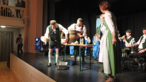 O'zapft wead von Vize-Bürgermeister Wiggal Schmuck, assistiert von Bürgermeisterin Elke Zehetner ©gp/ovtp