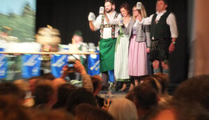 O'zapft is! (v.l.) Stadthallenwirt Adrian Auer, 1. Bürgermeisterin Elke Zehetner Vorstand Claudia Herdrich, 3. Bürgermeister Wiggal Schmuck ©gp/ovtp