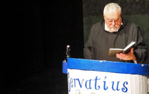 Bruder Servatius (Rainer Hofmann) liest ungläubig aus dem Tagebuch des ehemaligen Wirtschaftsförderers. ©gp/ovtp