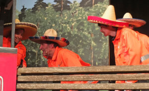 Die Bauhofmitarbeiter probieren den neuen Video-Kartenschalter am Bahnhof aus; mit mäßigem Erfolg ©gp/ovtp