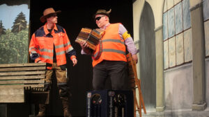 Da "Beitler Willi" kommt am Bahnhof an - das Penzberger Original fuhr jahrzentelang nach München in die Fußgängerzone zum "Schnargeln". ©gp/ovtp