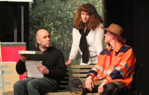 Zwei Rathausmitarbeiter kommen zum Bahnhof, um sich von ihrer Bürgermeisterin zu verabschieden. - Oder sind sie nur einem schlechten Scherz von Roman Reis aufgesessen? ©gp/ovtp