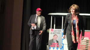 Bürgermeisterin Elke erscheint mit ihrem Kämmerer am Bahnhof. ©gp/ovtp