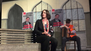 Diesmal wird ihr der Kämmerer nicht helfen können: Überall hängen Plakate des sebst ernannten Gegenkandidat-Kandidaten ©gp/ovtp