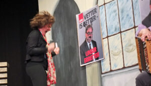 Elke rastet aus - zum Glück ist nur das Plakat des Herrn V. anwesend. ©gp/ovtp