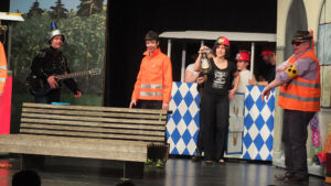 Nun ist es raus: Die Bürgermeiserin kehrt zurück mit arbeitslosen Kumpels aus dem Ruhrpot. Penzberg wird erblühn! Wir reaktivieren das Bergwerk! ©gp/ovtp