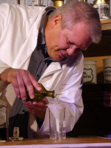 Des brennt den trockna Hois scho weg: Eine aromatische Tinktur und a weng a Salzsäure. © da/ovtp