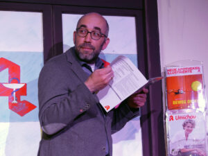 Wia kriagt der Mann des jetz hi, 100 Kondome zum b'steun und ned aufzumfeun? © da/ovtp