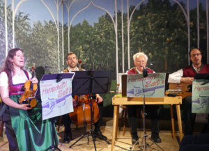 Die Saitendratzer von Herrschaft!Sait'n begleiteten, rahmten und kommentierten die Szenen mit Bayerischem, Klassischem und Liedern mit eigenen Texten. © da/ovtp