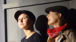 Die Detektivin wird von den Kindern verschleppt und erkennt deren wahre Not. © G. Prantl /ovtp