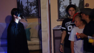 Das Zusammentreffen der ganzen Bande: Die Kinder machen ihren ersten Einbruch und auch Scipio taucht auf, weil er meint, dem Diebstahl dieses Mal nicht auszukommen. © G. Prantl /ovtp