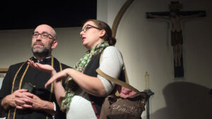 Der Herr Pfarrer und seine treueste Dorfratschn ahnen, dass da irgendwas mit den Damen vom Kramerladen nicht stimmt. ©gp/ovtp