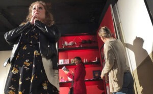 Die katholisch sozialisierte Lena woaß no ned so genau, was sie vom Besuch im Sexshop halten soll. ©gp/ovtp