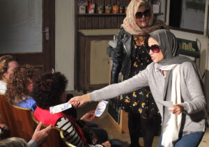 Noch verteilen die Mädels vom Kramerladen die Flyer für ihre Sex-Hotline nur in Verkleidung. ©gp/ovtp