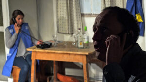 Stefan nutzt die Sexhotline wohl eher als Psychotherapie. Er ahnt nicht, dass die Dame am anderen Ende erst an diesen Job gekommen ist, aufgrund seiner Kündigung des Kredits für den Kramerladen. ©gp/ovtp