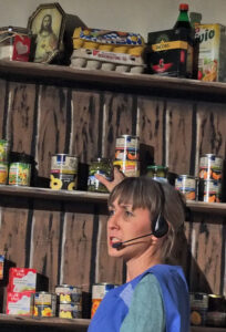 Telefonsex beim Regalesortieren. Kein Problem, da im Laden eh nix los ist. ©gp/ovtp