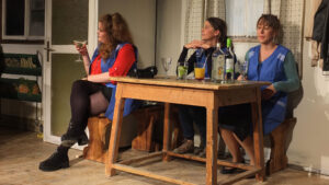 Die Mädels lassen es sich gut gehen. - Die verbliebene Kundschaft im Laden stört da eher. ©gp/ovtp