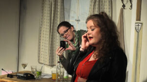 Die Dorfratschn hat verstanden, wie die Hasen laufen. Der Skandal kommt ins Rollen. ©gp/ovtp