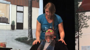 Der Herzblattmoderator ist genervt, noch bevor das Spektakel richtig angegangen ist. © gp/ovtp