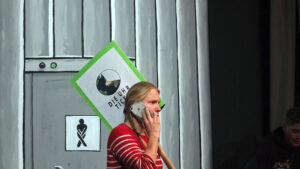 Die Friday-for-future-Jugend schimpft mit ihrer Mama, weil diese sie nicht mit dem SUV von der Demo abholen will. © gp/ovtp