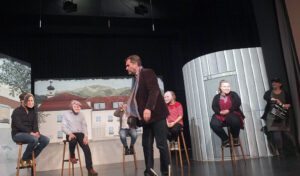 Moderator Fendrich ist etwas irritiert von den sonderbaren Kandidaten © gp/ovtp